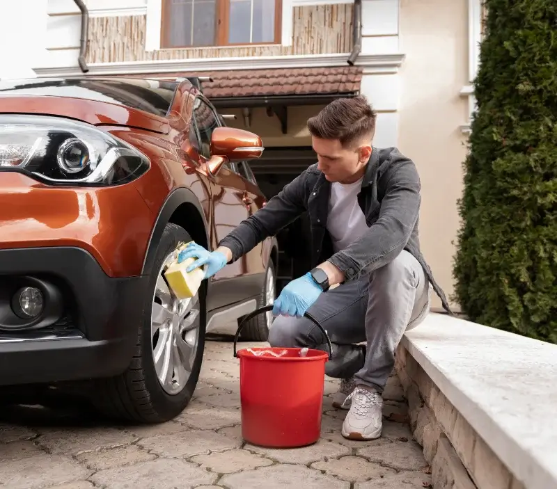 Lavage auto à domicile Sorgues : professionnel intervenant sur un véhicule